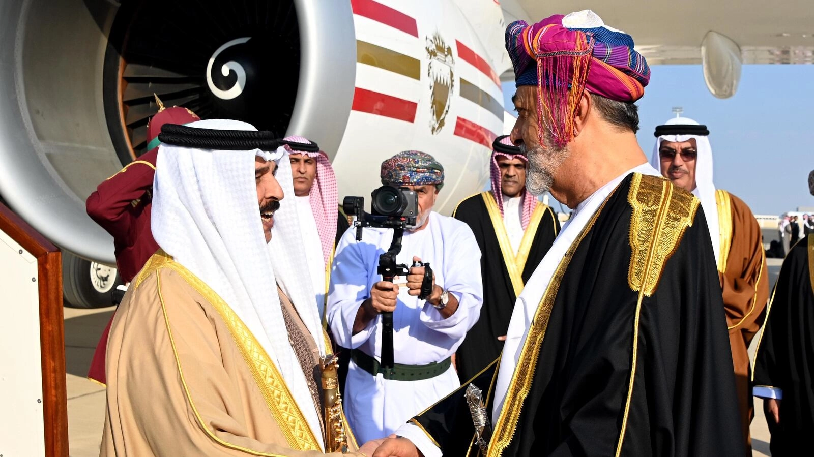جلالة السلطان في مقدمة مستقبلي ملك البحرين