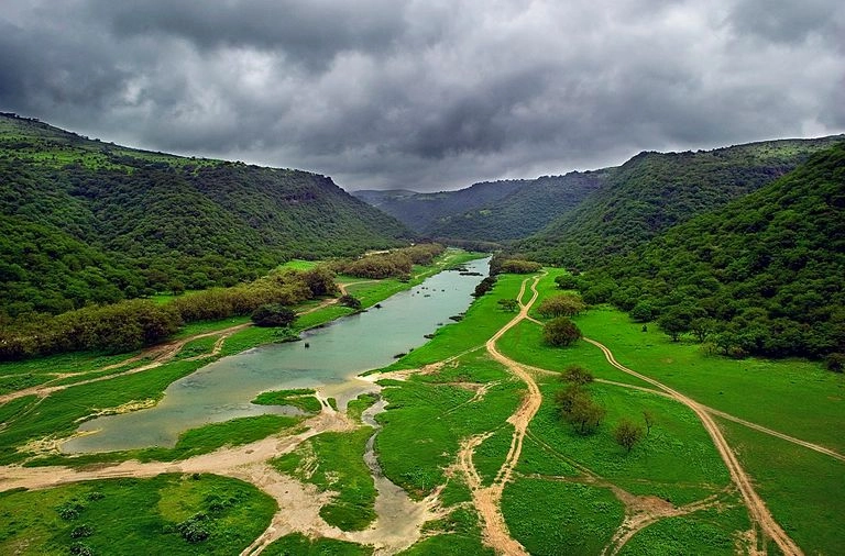 استكشف عمان