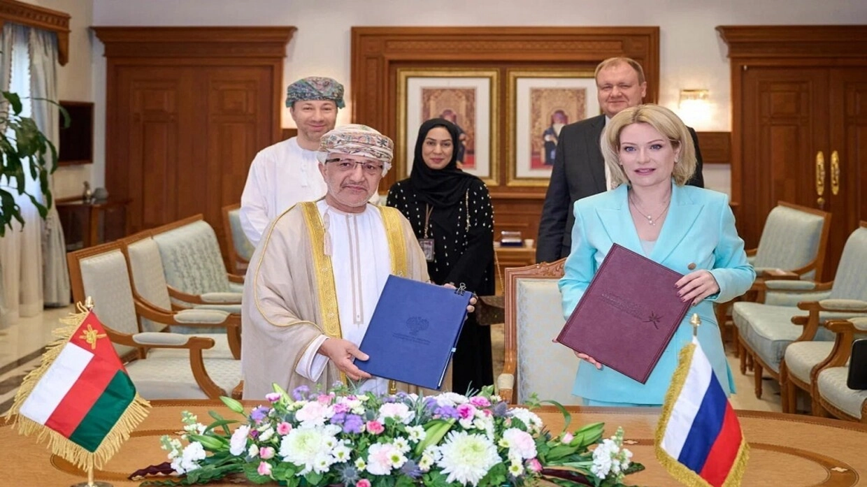 وقعت وزيرة الثقافة الروسية أولغا ليوبيموفا ووزير التراث والسياحة في سلطنة عمان سالم بن محمد المحروقي بيانا مشتركا حول تنظيم مهرجان "المواسم الروسية" في عمان.